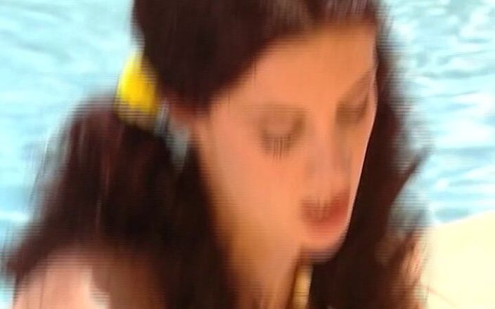 Deutsche Frauen: Německé panenky tvrdě u bazénu