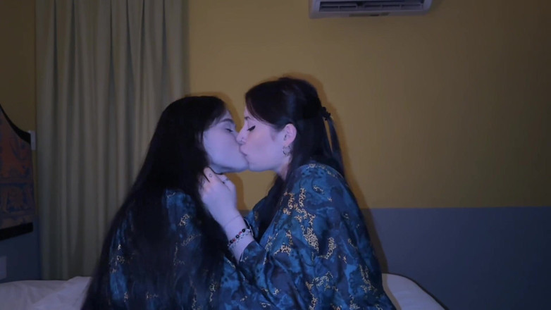 LuchCrush: 오르가즘과 레즈 키스의 야생 모음집
