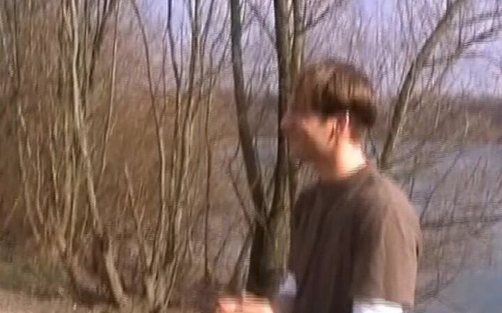 Enjoy German porn: 호숫가에서 섹스한 후 지즈로 살포하는 독일 금발 인형