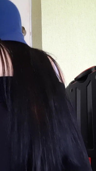 Ma belle-fille dévergondée a grimpé sous ma jupe et m’a amené à l’orgasme pendant que mon mari était au travail