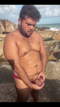 Dan aku pergi untuk masturbasi di pantai