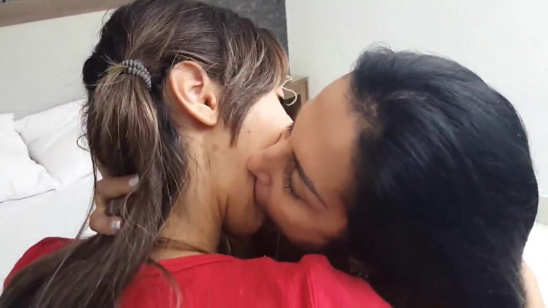 FetishKing: Lesbian panas bercium milf seksi vs awek muda