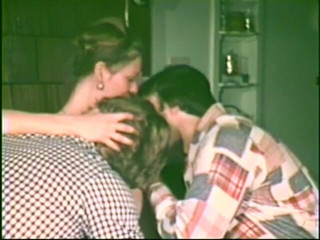 Vintage Usa: Owłosiona milf uwielbia cieszyć dwa duże kutasy