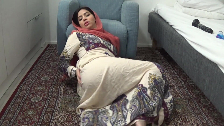 Amateur Homemade Porn: Tante seksi arab lagi asik masturbasi pakai dildo ukuran kontol...