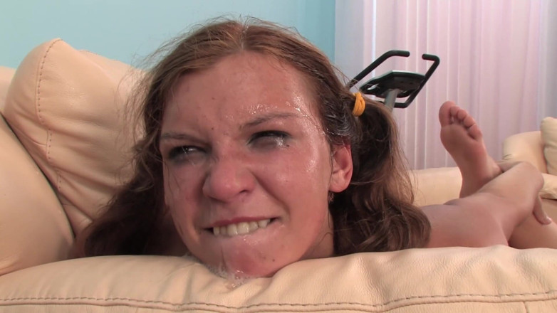 Ass Teen Mouth: Âm hộ của Keri vừa tròn 18 tuổi