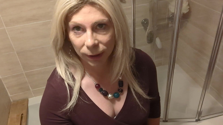 NikkiGee: Un pipí muy grande y un poco de paja