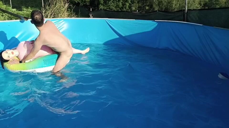 Boris Heycall Art Dolls: Passeio molhado na piscina fodendo uma boneca com um acabamento...