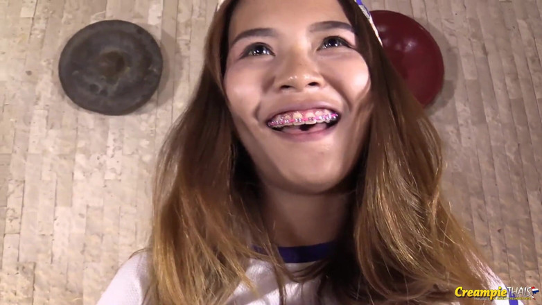 Creampie Thais: 18 yaşındaki Kittikorn ilk kez dölleme seks videosu