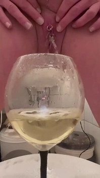 Orinar en el vidrio y orinar sobre mí y mis grandes tetas y mi pequeño pis de mis pezones provoca