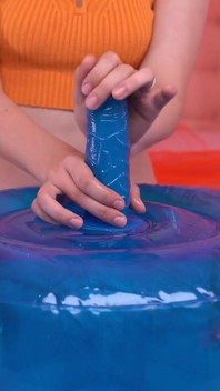 Kızıl saçlı dildoyla mavi yastıklı tabureye biniyor