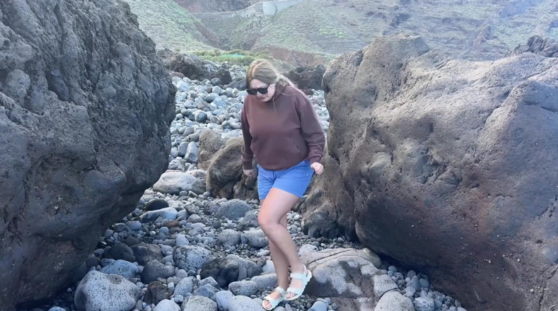 Emma Voyeur: No Panties Girl Pee on Public Beach