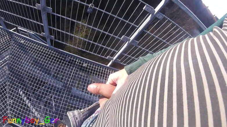 Funnyboy-Ger: Fuera, en una torre de vigilancia muy pública junto a...