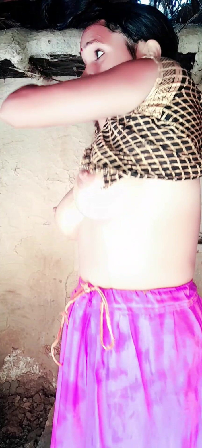 Renudbf: Jak se vesnická bhabhi koupe?