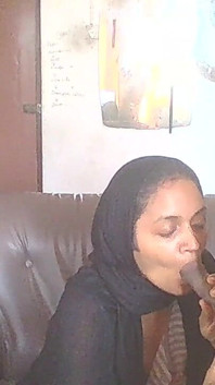 Une femme en hijab travaille au bureau à domicile suce bien