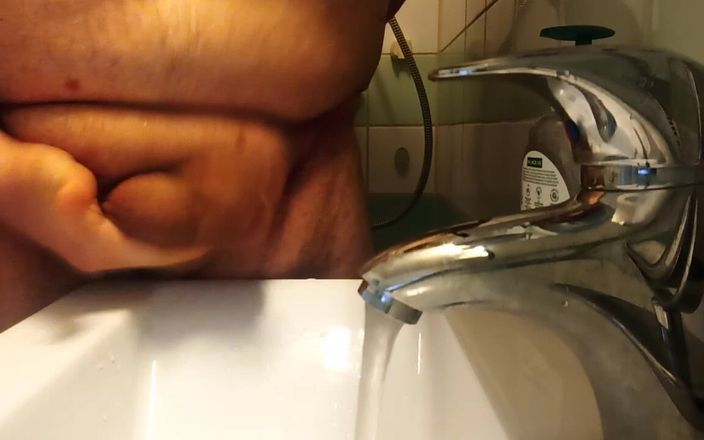 Big Pisser: Tıraşlı fupa sabah rutin sidik ve smegma yarağının yıkanması ile...
