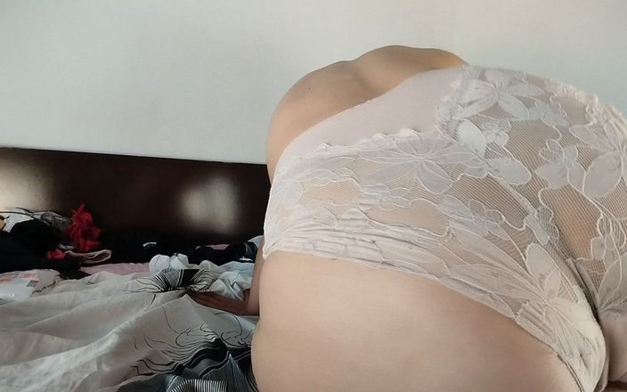 Amateur_MS: Amateur-ehefrau zeigt ihre höschen-sammlung