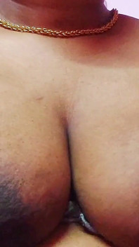 La sorellastra super sexy trascorre una notte con il fratellastro