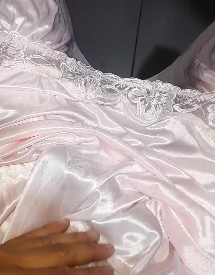 Naomisinka: Crossdresser – Keseronokan pakaian dalam satin yang cantik