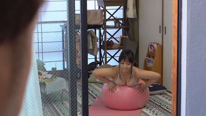 DOC channel: Зазираючи в кімнату через зал у красунь з великими грудьми, одягаючись. Частина 3