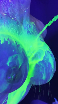 Neon rave meisje op meisje met dildo spelen