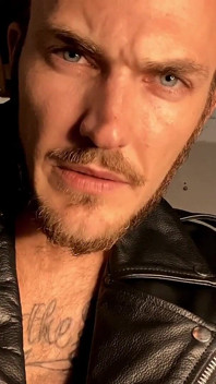Christian wilde fuma e ti tiene nel suo garage