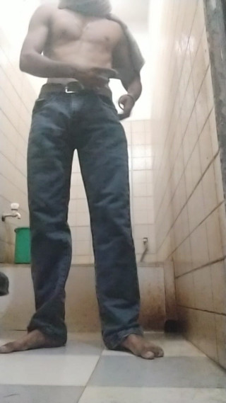 Kissing hub studio: I Am Bathing Alone, Someone Please Come