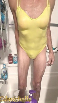 Travestito Indossa Costume Intero Giallo