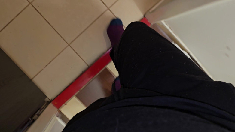 Alpha pee king: 직장에서 집에 돌아온 직후 화장실에 서 있는 오줌