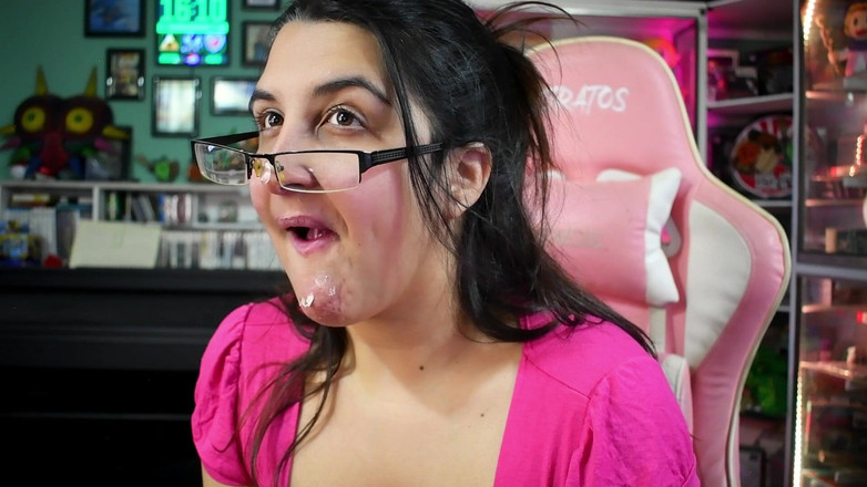 Bunny Looner: Rakaman dekat awek gamer gum bubbles - Bunny Looner