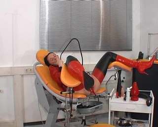 Rubber & Clinic Studio - 1ATOYS: Гумова анальна терапія для Trish