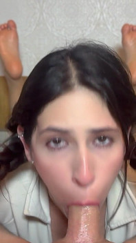 Jasmica, krásná Latina s velkým zadkem, dává svému šéfovi orální sex, creampie a footjob