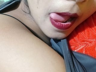 Dearshivani: Indian Beautiful Desi Bhabhi Gave Fun by Putting Land in...