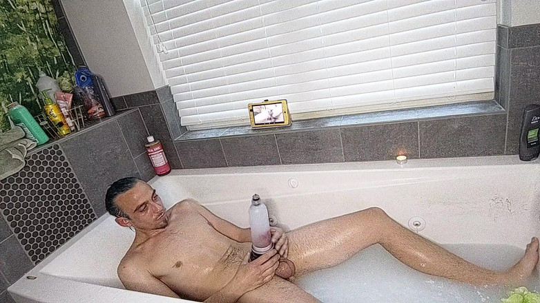 Sexy possum: Banyo arkadaşımla yarağımı küvette pompalarken çok sıkıldım