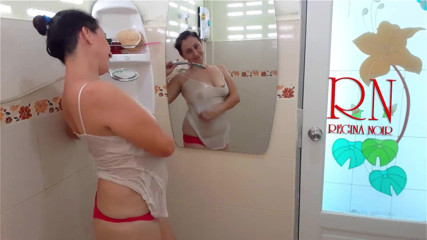 Regina Noir: La ragazza si fa il bagno in doccia in una...