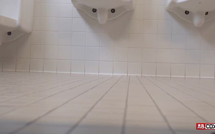 TattedBootyAb: Prinsă masturbându-se goală și pârțuri în toaleta publică - riscant!