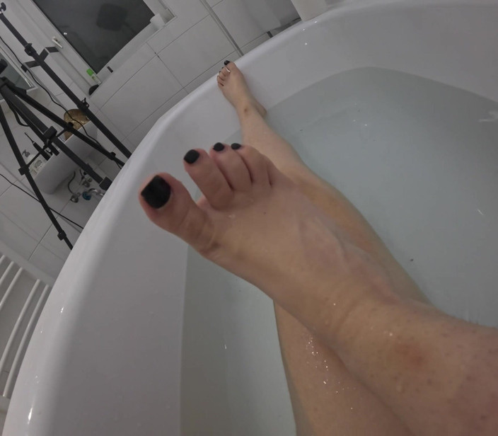 Queen_of_BDSM: Foot Goddess Gives Instructions in the Bathtub!