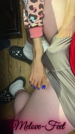 Melove Giving a Foot Job to Naelor with Her Sexy Small Feet