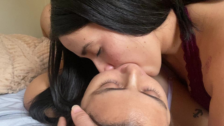 zoemelissa: Saya mengisap lidah besar lesbian, dia meniduri saya di tenggorokan...