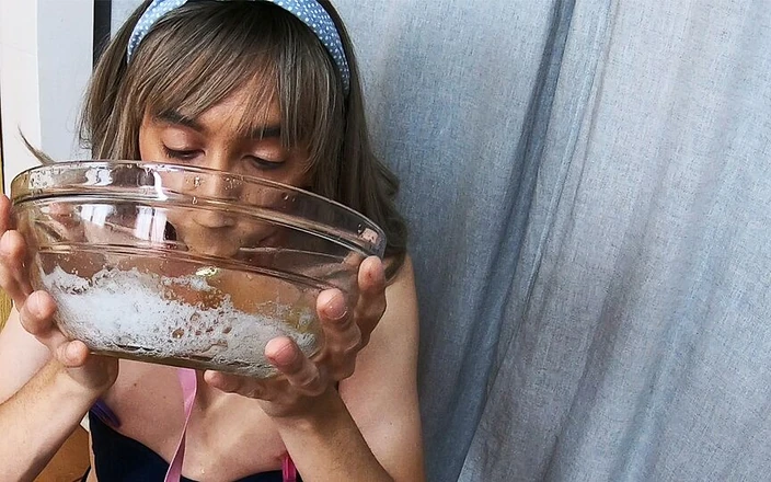 Ane Get Horny: Fata bună bea un castron plin de pișat galben