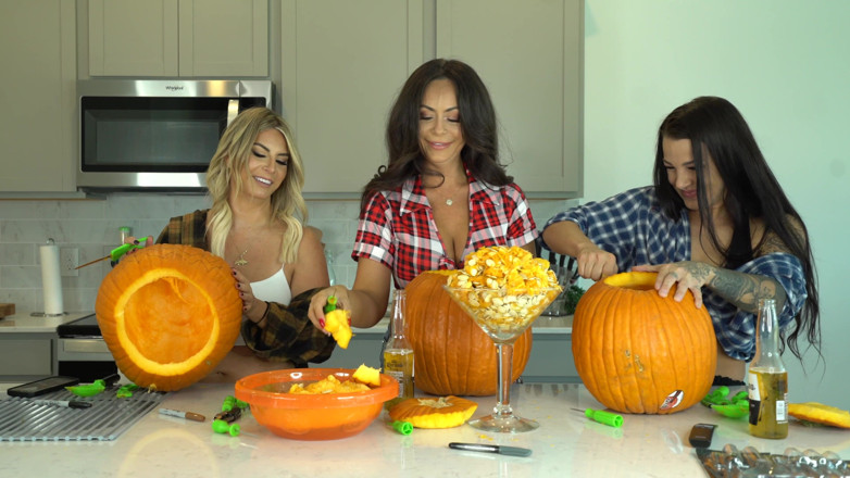 Evelin Stone: Kiki Mariah_970 Evelin Carve Pumpkins Nude Photoshoot After