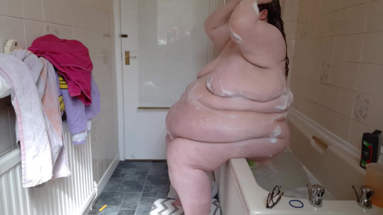 SSBBWLadyBrads: Жиробасина играет с животом в ванной и принимает душ