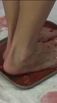 Pisoteo las fresas con mis pies y hago pis