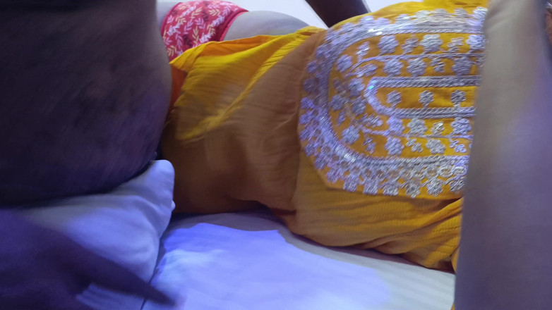 Pushpa porn: Müdür yatakta çıplak ofis personelinin tadını çıkarıyor