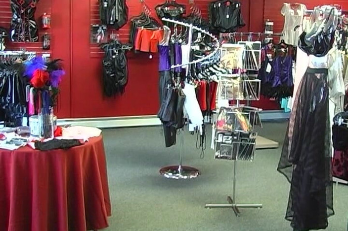 NM fetish femdom videos by Princess Nikki Cruel: Una bbw arrapata viene legata e sculacciata