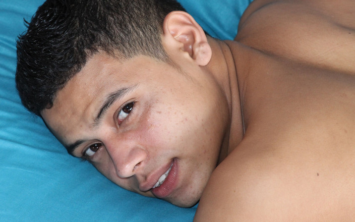 Latino boys porn: Salvador Boy撸管