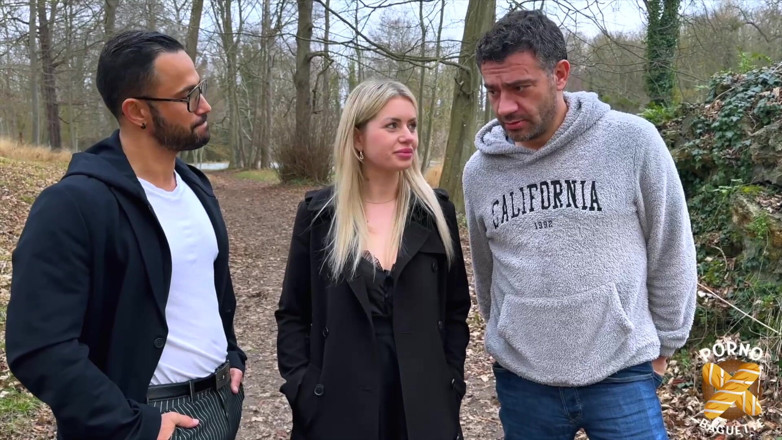 Porno Baguette: Georgia, blonde seksi, dikongkek dua zakar