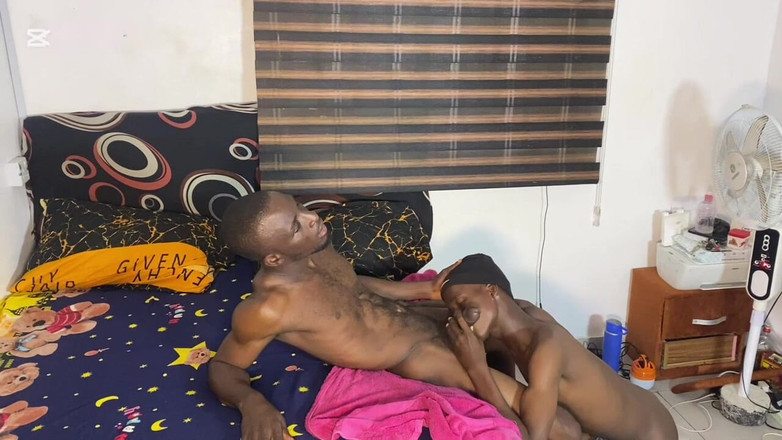 Timz: Aku lagi asik buka baju sama suamiku supaya aku bisa...