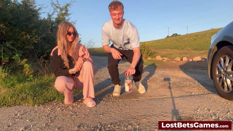 Lost Bets Games: 他们继续他们的脱衣瓶翻转游戏，笑声和兴奋填满空气