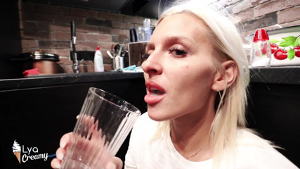 Lya Creamy: Flicka suger och avrunkning stor kuk - Sperma i munnen