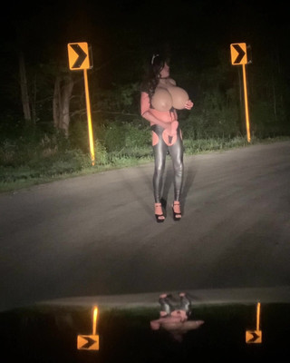 Orlandi480: Roanyer, travesti de taille x, jouit dehors